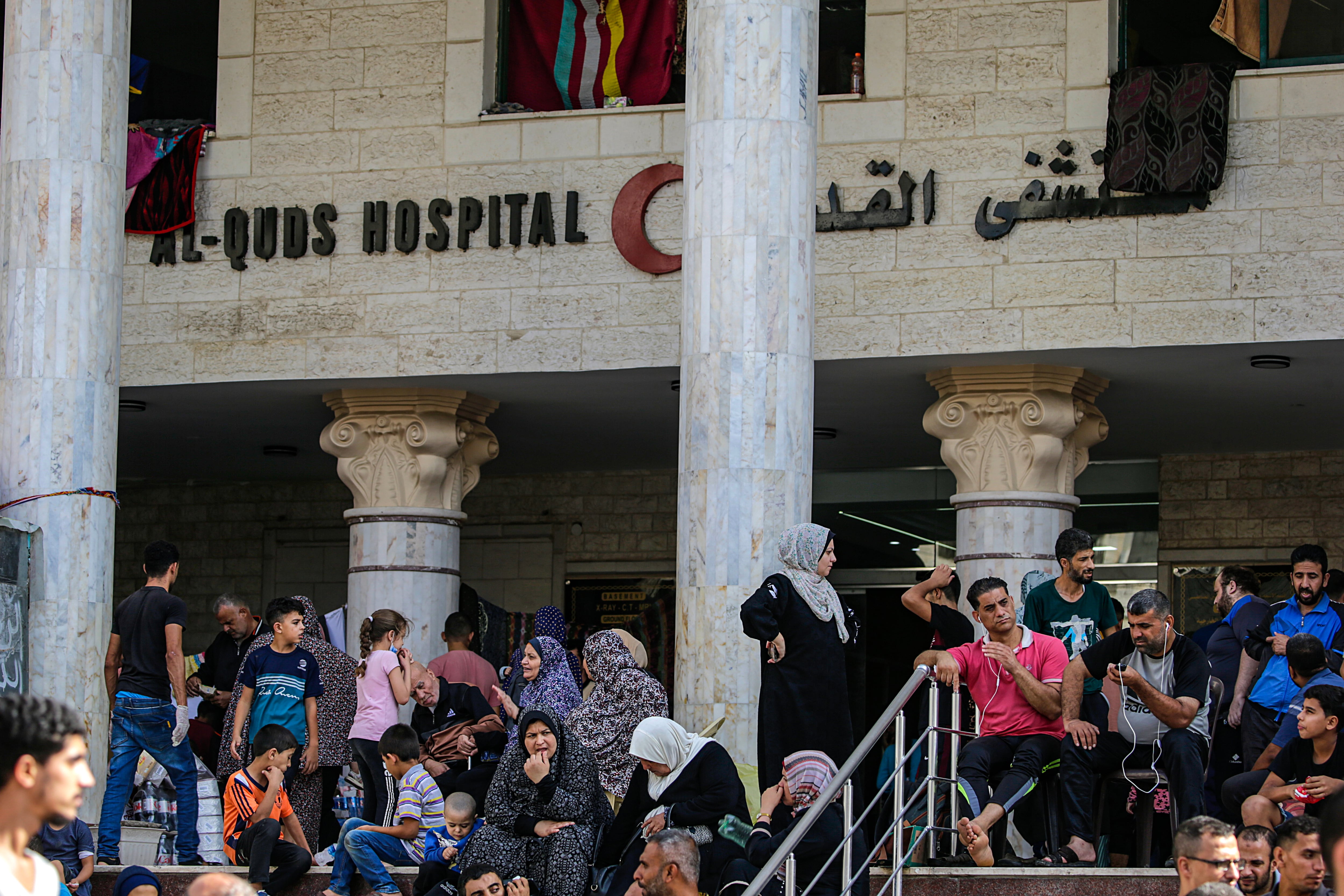 Familias palestinas refugiadas en el hospital Al Quds cuyos alrededores está bombardeando Israel