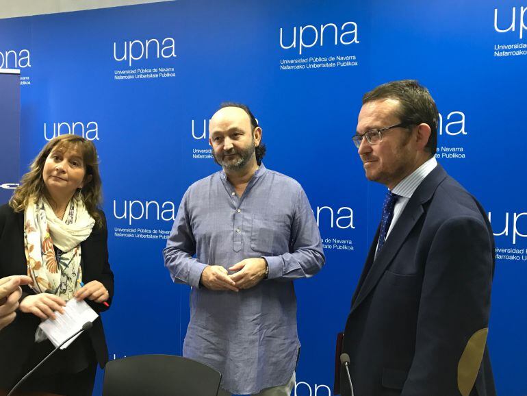 Moncho Ferrer, en el centro, junto a la secretaria general de la UPNA, Inés Olaizola y el secretario del jurado del premio, Alejandro Torres