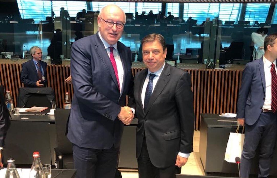 El ministro de Agricultura, Luis Planas, junto al comisario europeo de Agricultura y Desarrollo Rural, Phil Hogan, en Bruselas