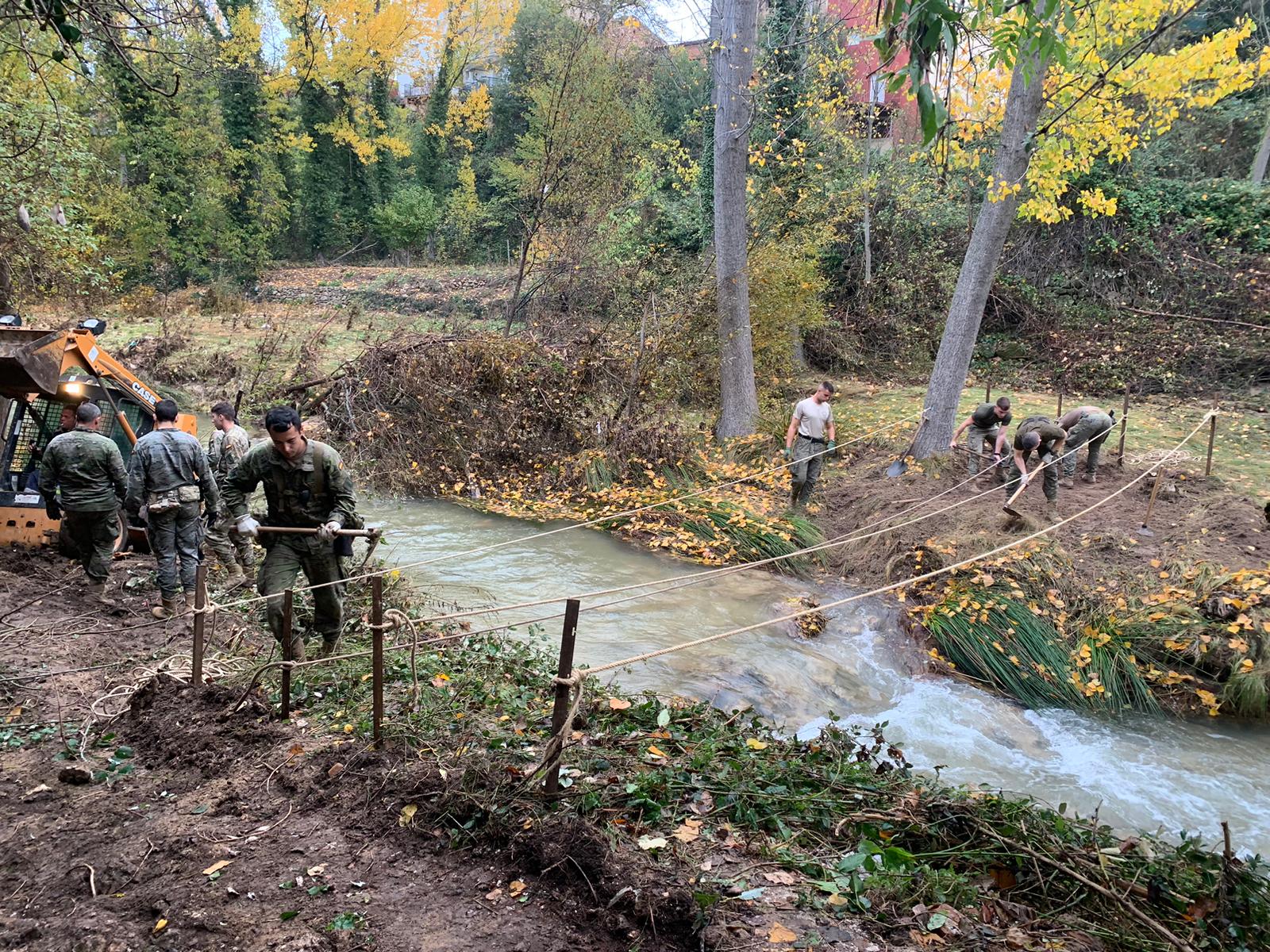 Miembros de del Batallón de Zapadores Paracaidistas instalan la pasarela sobre el río Algarra en Landete (Cuenca).