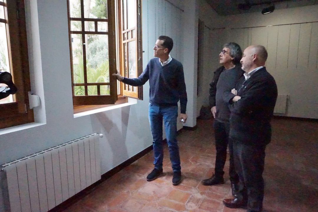 Los trabajadores que han participado en el apartado de carpintería, han aprovechado para poner a punto la Casa Grande de Elda