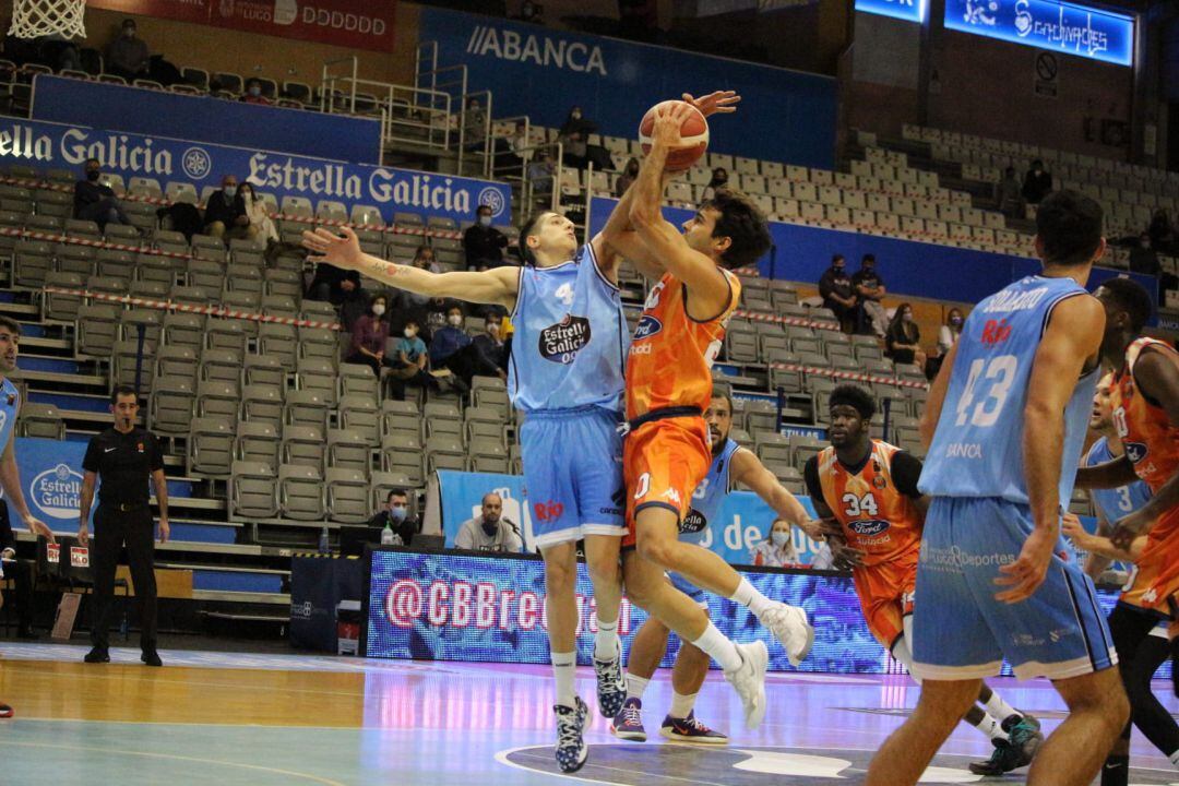 Ayoce Alonso tira a canasta en el partido frente a Breogán