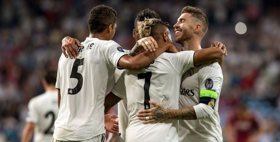 Los jugadores del Real Madrid celebran el gol de Mariano ante la Roma