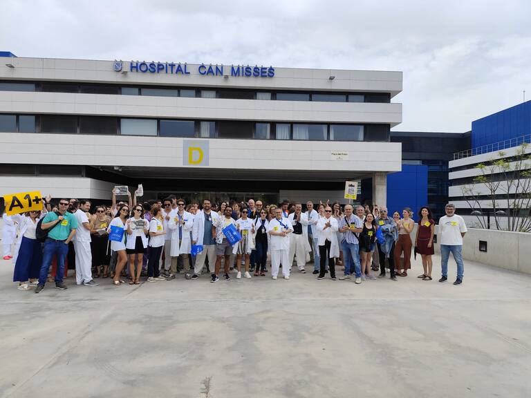 Concentración delante del Hospital Can Misses