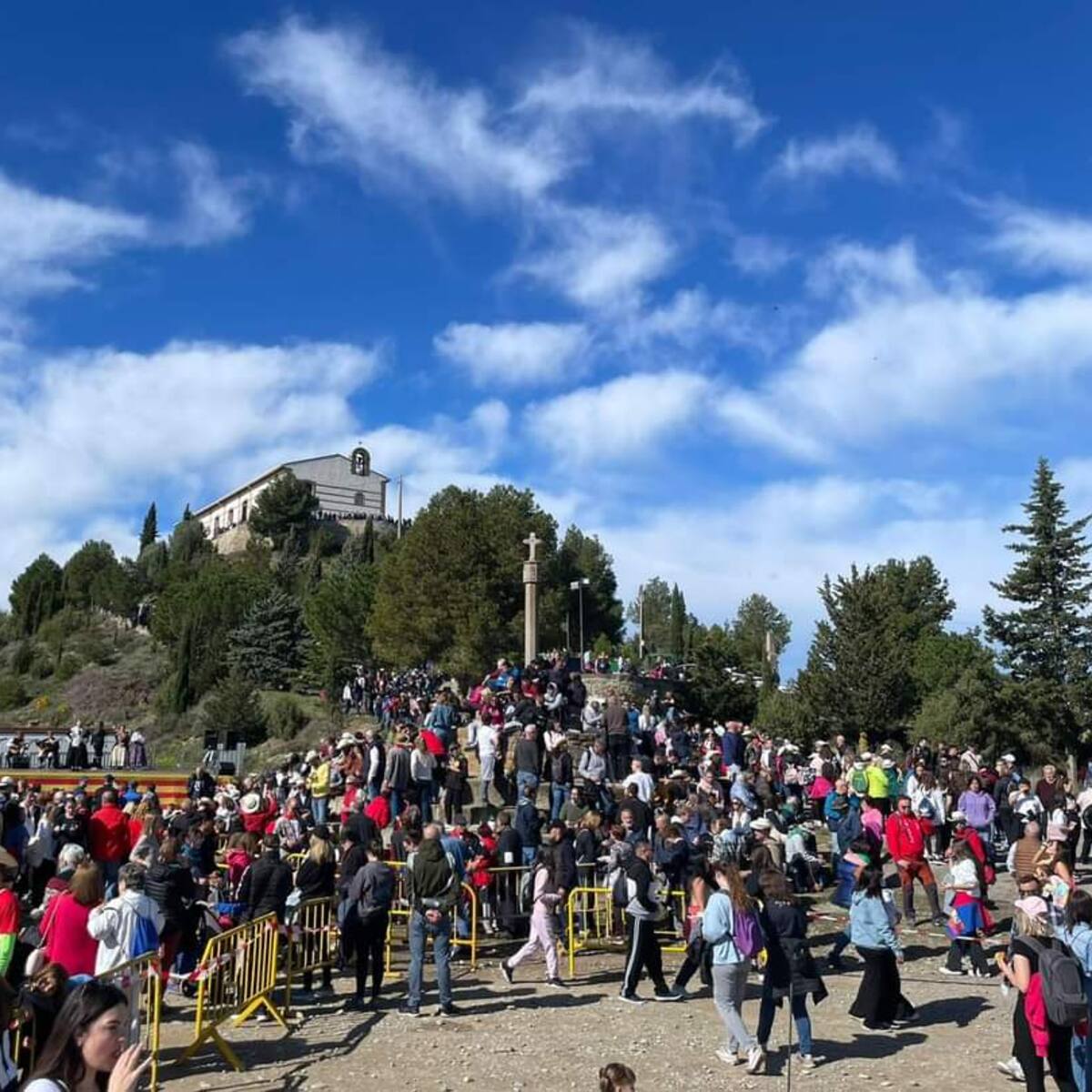 Miles de romeros celebran el Día de la Alegría