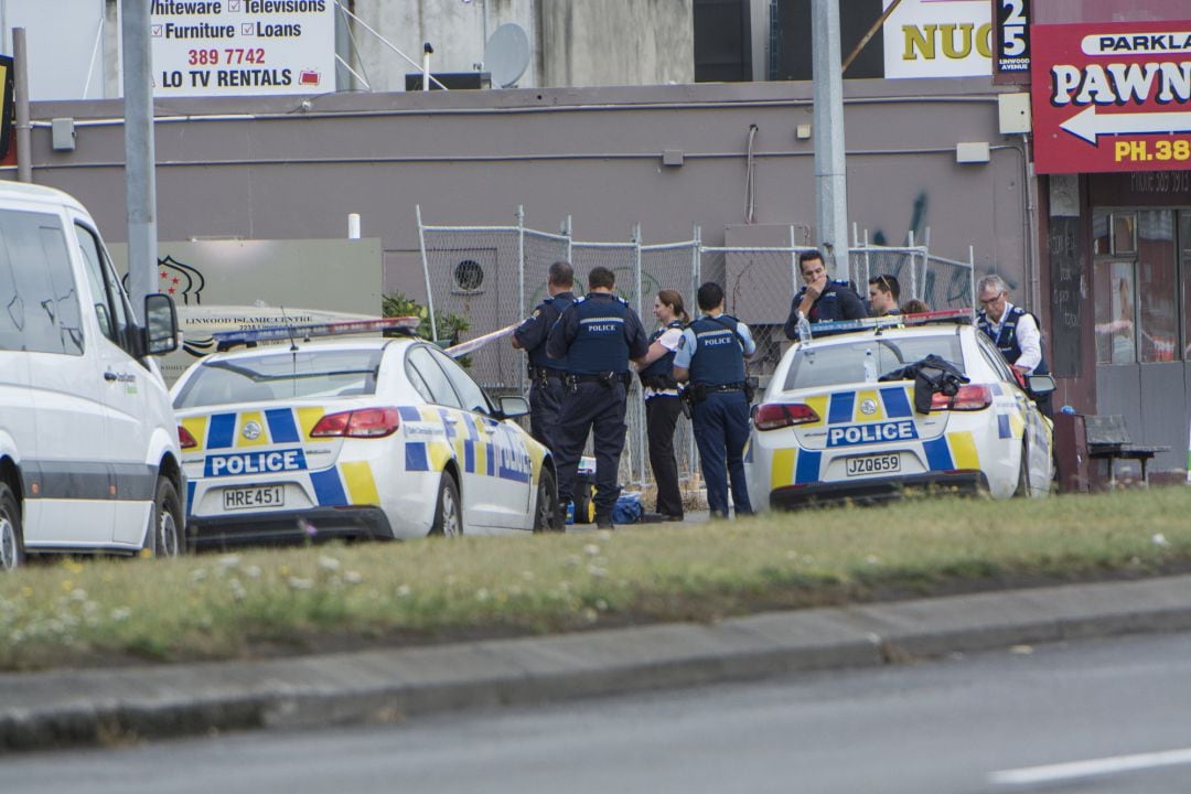 Policías vigilan la zona tras el tiroteo.