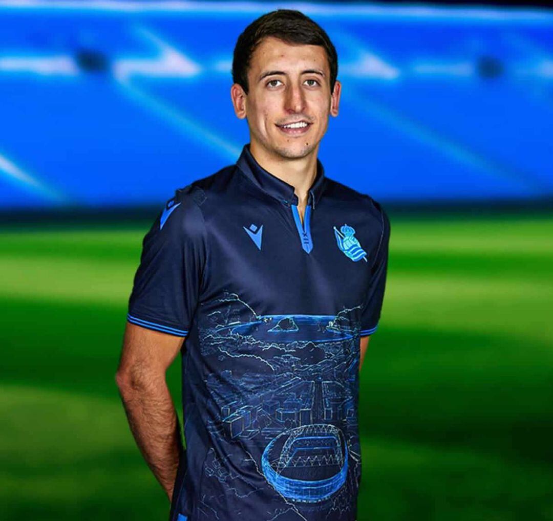 Mikel Oyarzábal portando la nueva camiseta conmemorativa de la Real Sociedad