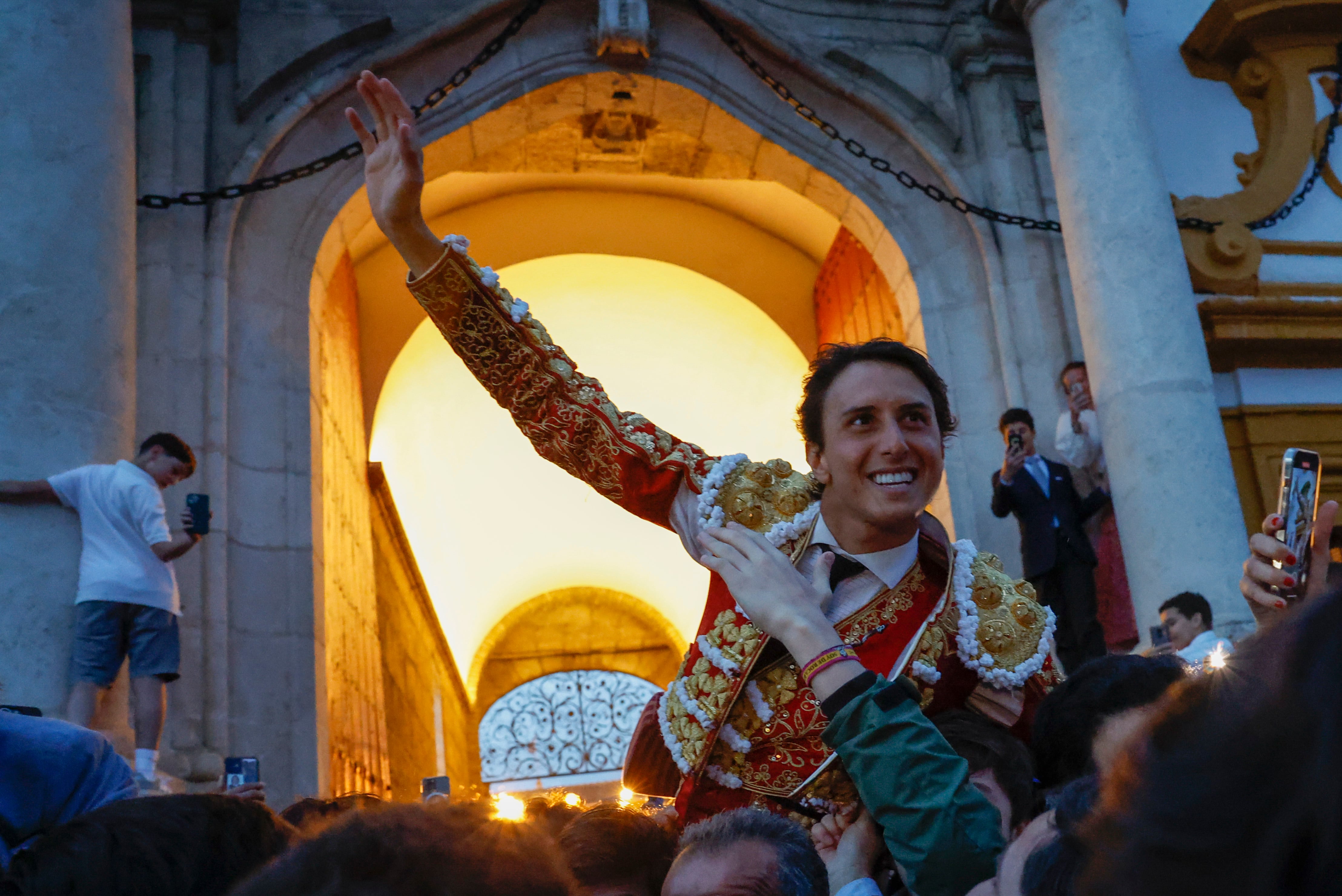 SEVILLA, 20/04/2024.- El diestro peruano Andrés Roca Rey sale por la Puerta del Príncipe tras cortar tres orejas al finalizar el penúltimo festejo de la Feria de Abril, hoy sábado en la Real Maestranza de Sevilla, con toros de Victoriano del Río. EFE/Julio Muñoz
