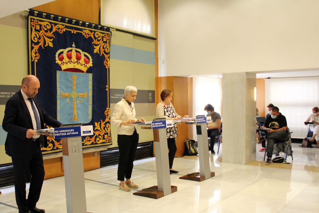 La consejera de Educación, Carmen Suárez, ha presentado el plan organizativo para el próximo curso escolar, junto al vicepresidente Juan Cofiño