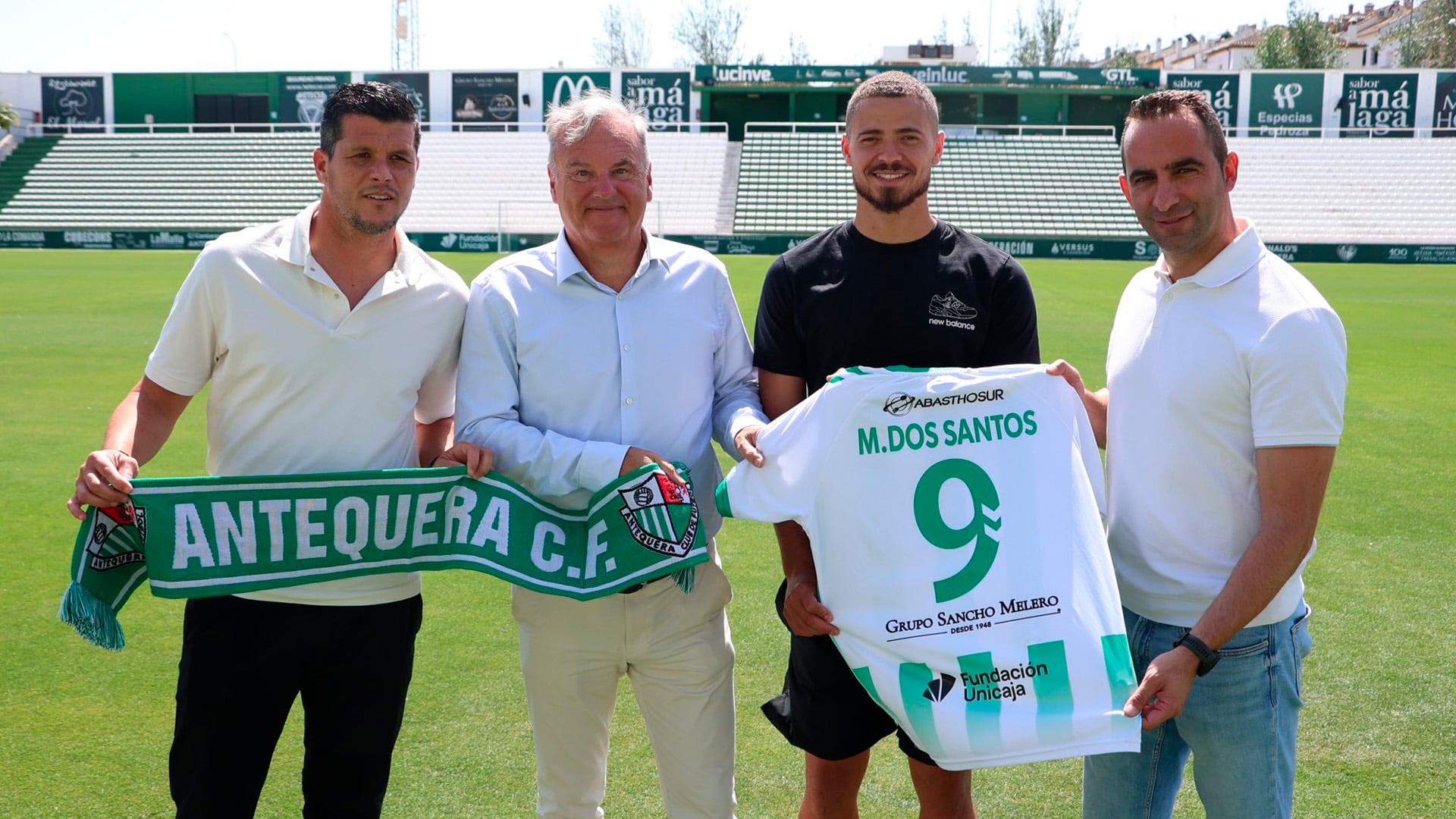 Marcelo dos Santos, renovado con el Antequera CF, acompañado por Álvaro Silva, Mike Garlick y Alberto Aguilar