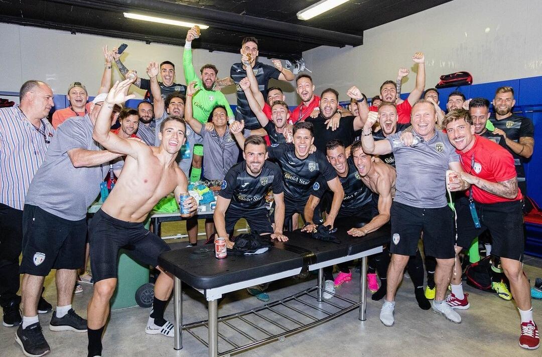 Els jugadors de l'FC Santa Coloma celebren el passi de ronda.