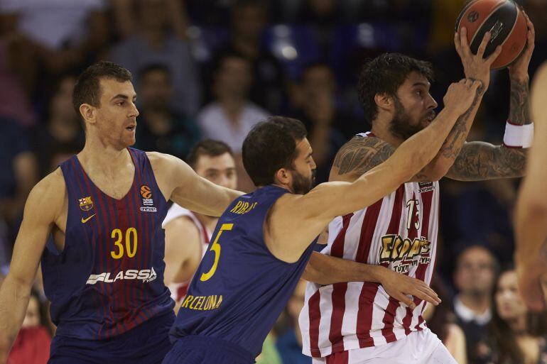 El alero de Olympiacos Georgios Printezis juega un balón ante Víctor Claver Pau Ribas.