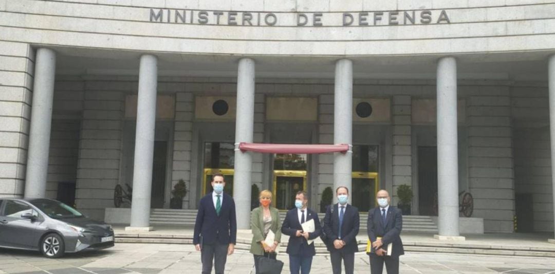 Representantes municipales y de la política jiennense frente al Ministerio de Defensa en una de las citas de la agenda para presentar la candidatura jiennense al Plan Colce.