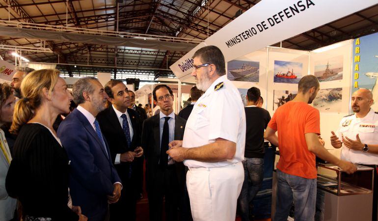 Las autoridades participantes en la inauguración visitaron algunos de los stands de la Feria