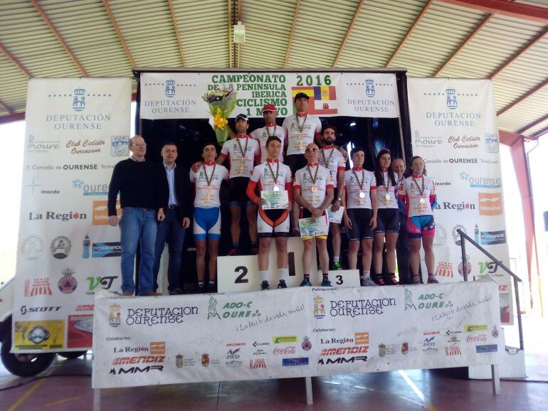 Los ganadores en sus distintas categorías, posando en el podio con autoridades