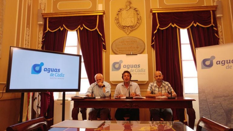 El alcalde de Cádiz, José María González, y Álvaro de la Fuente (derecha) en la presentación de una campaña de Aguas de Cádiz