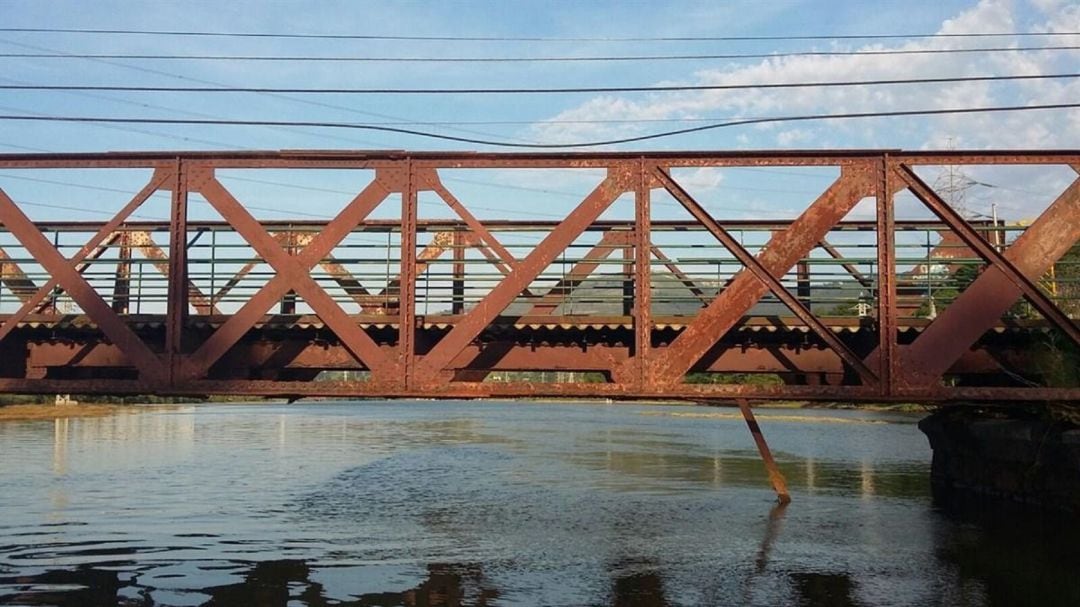 Puente de Hierro que une Astillero y Villaescusa.