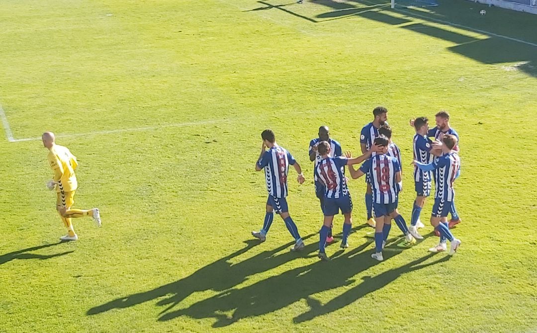 Celebrando el gol de Raúl González