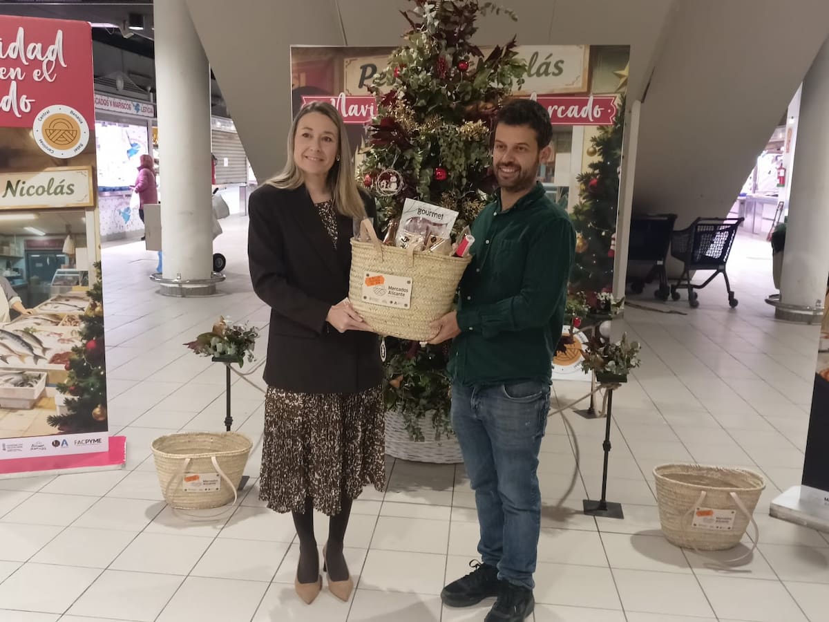 Clientes del Mercado Central de Alicante realizan compras preavideñas