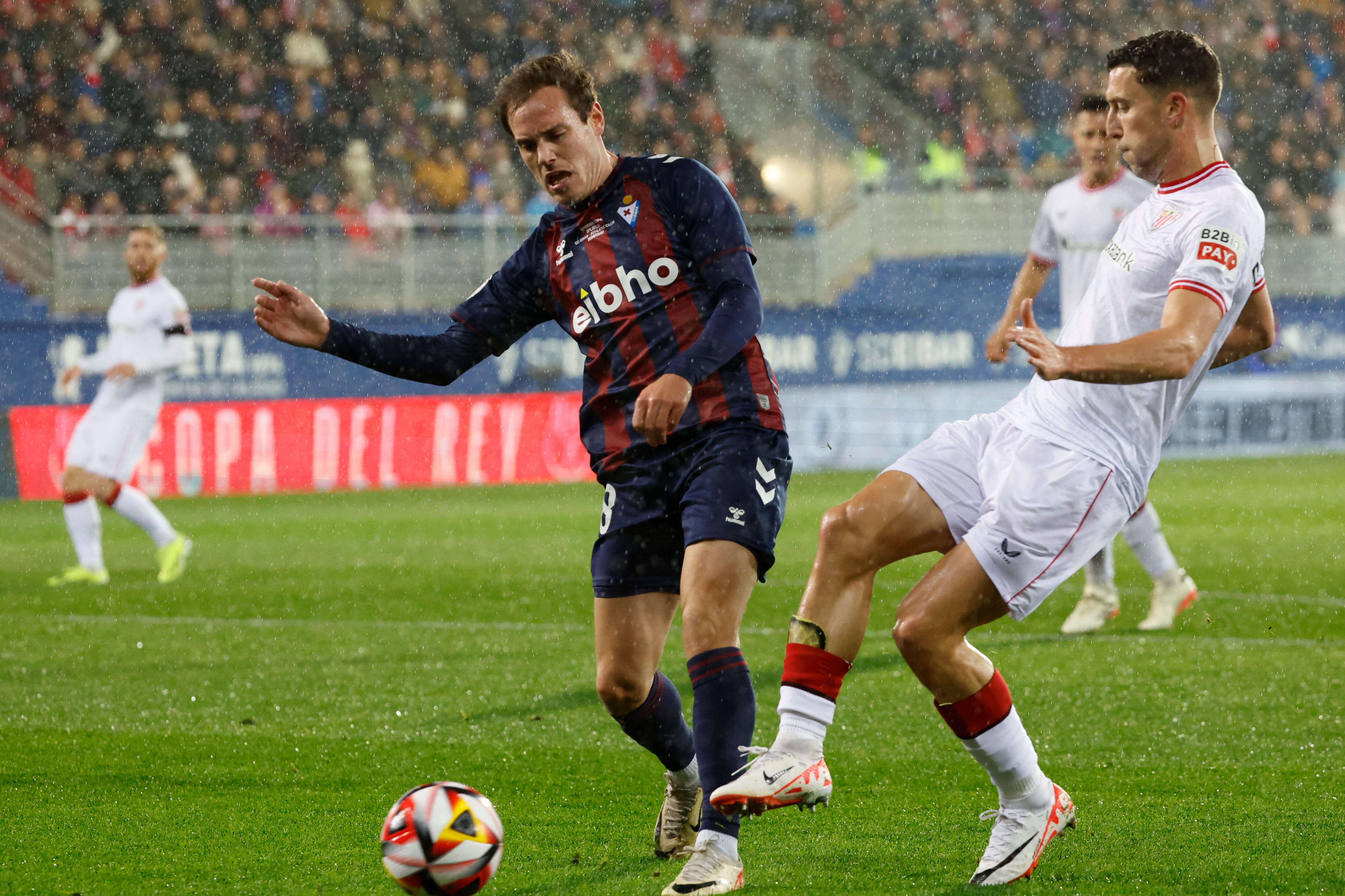 Jon Bautista en el partido de copa ante el Athletic. EFE/ Javier Etxezarreta