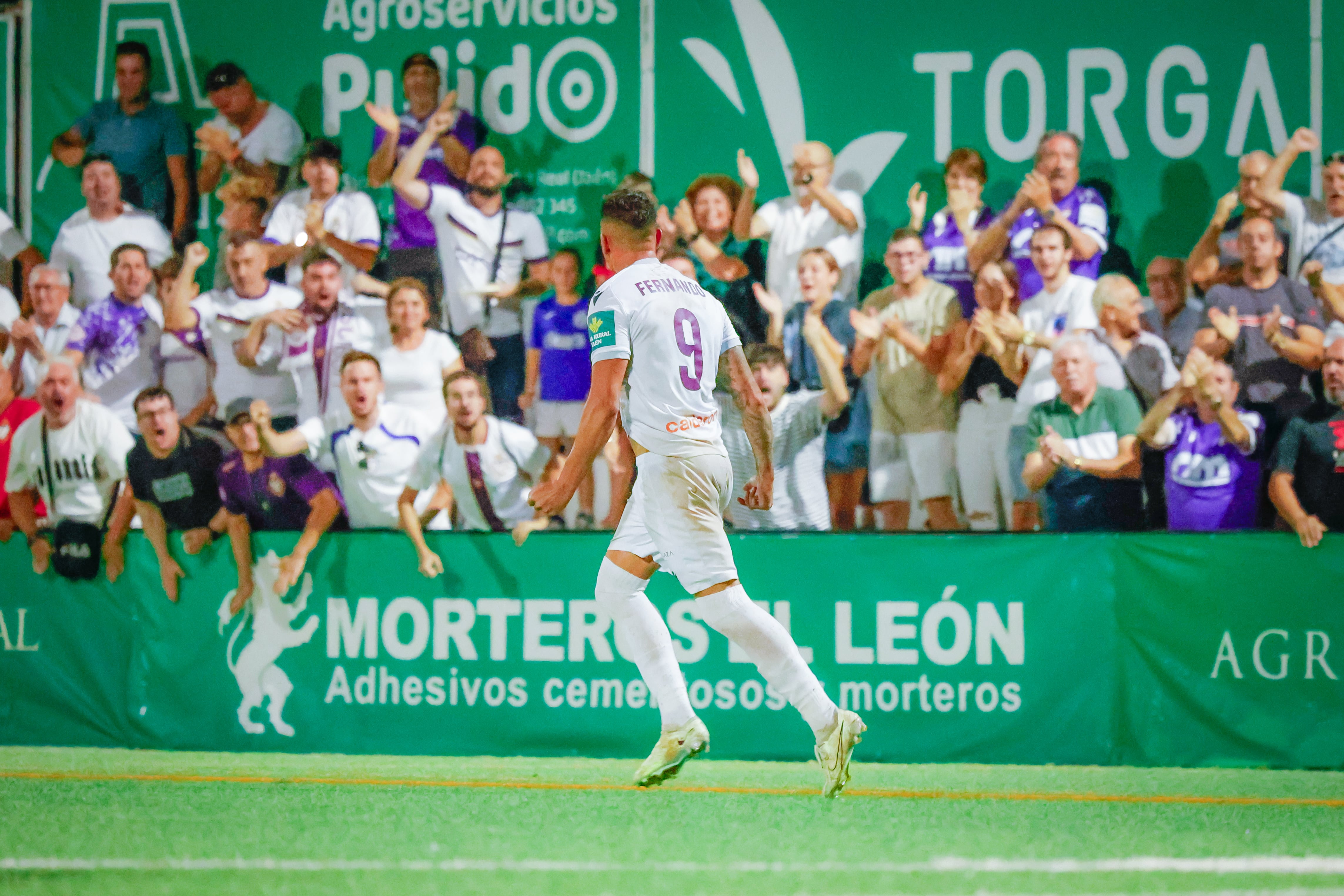 Fernando celebra el gol del empate del Real Jaén en Mancha Real.