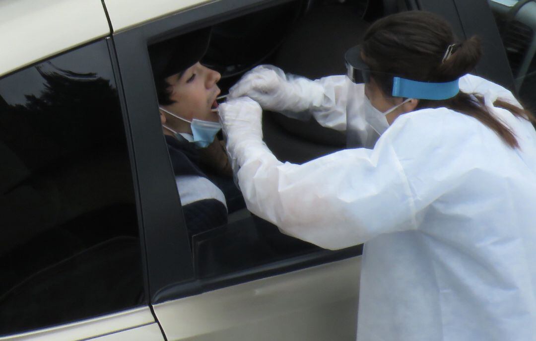 Test de coronavirus a una persona montada en un coche.