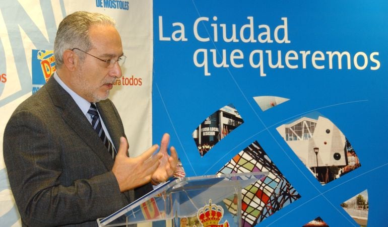 El exalcalde de Móstoles, Esteban Parro, en la presentación de un acto (foto de archivo)