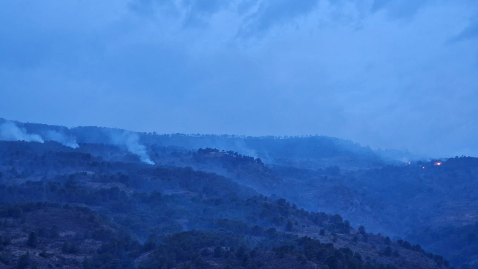 La lluvia da un respiro en las tareas de extinción del incendio de Los Guájares (Granada).