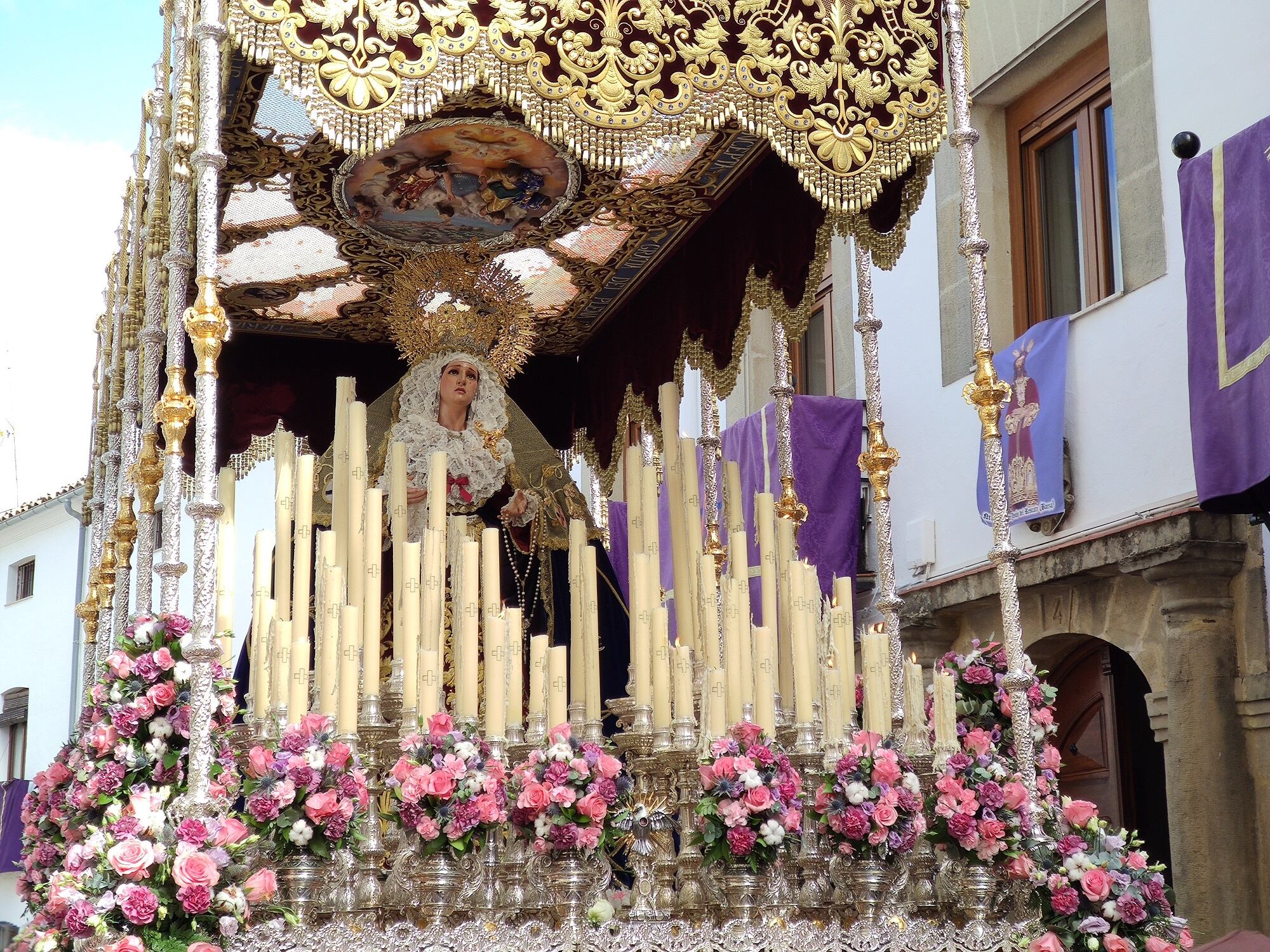 La Virgen de la Trinidad, de la Cofradía del Rescate de Baeza, durante su estación de penitencia en la mañana del Jueves Santo