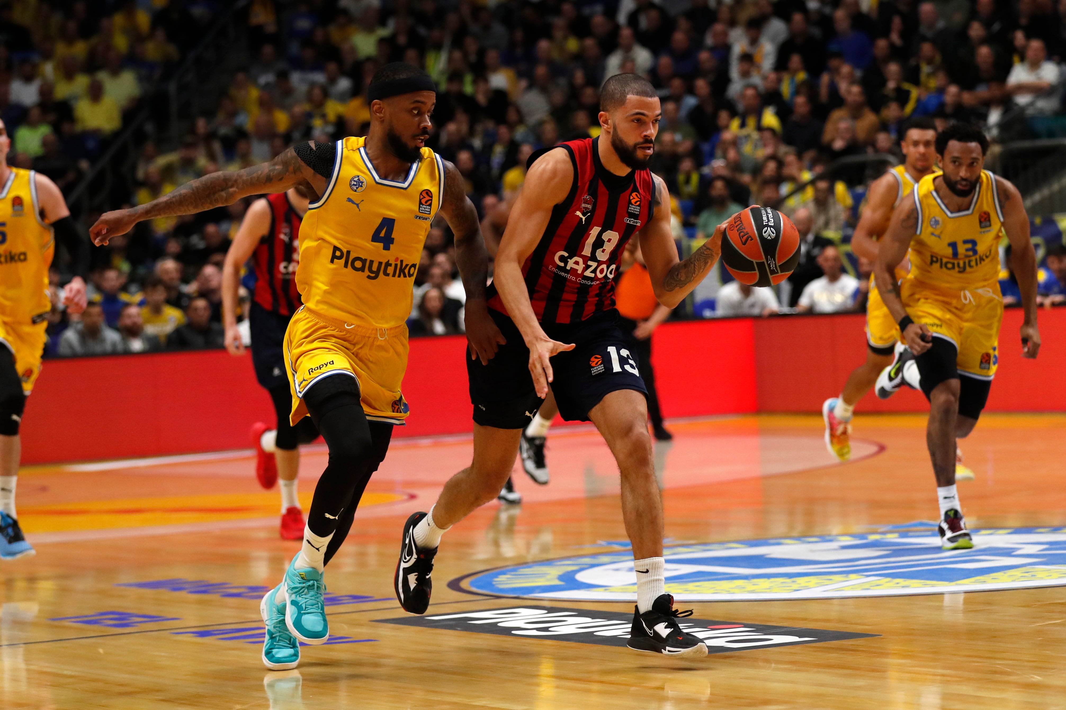 Tel Aviv (Israel), 16/03/2023.- Thompson Darius of Cazoo Baskonia Vitoria-Gasteiz in action against Brown Lorenzoof Maccabi Tel Aviv during the Euroleague Basketball match between Maccabi Tel Aviv and Cazoo Baskonia Vitoria-Gasteiz in Tel Aviv, Israel, 16 March 2023. (Baloncesto, Euroliga) EFE/EPA/ATEF SAFADI
