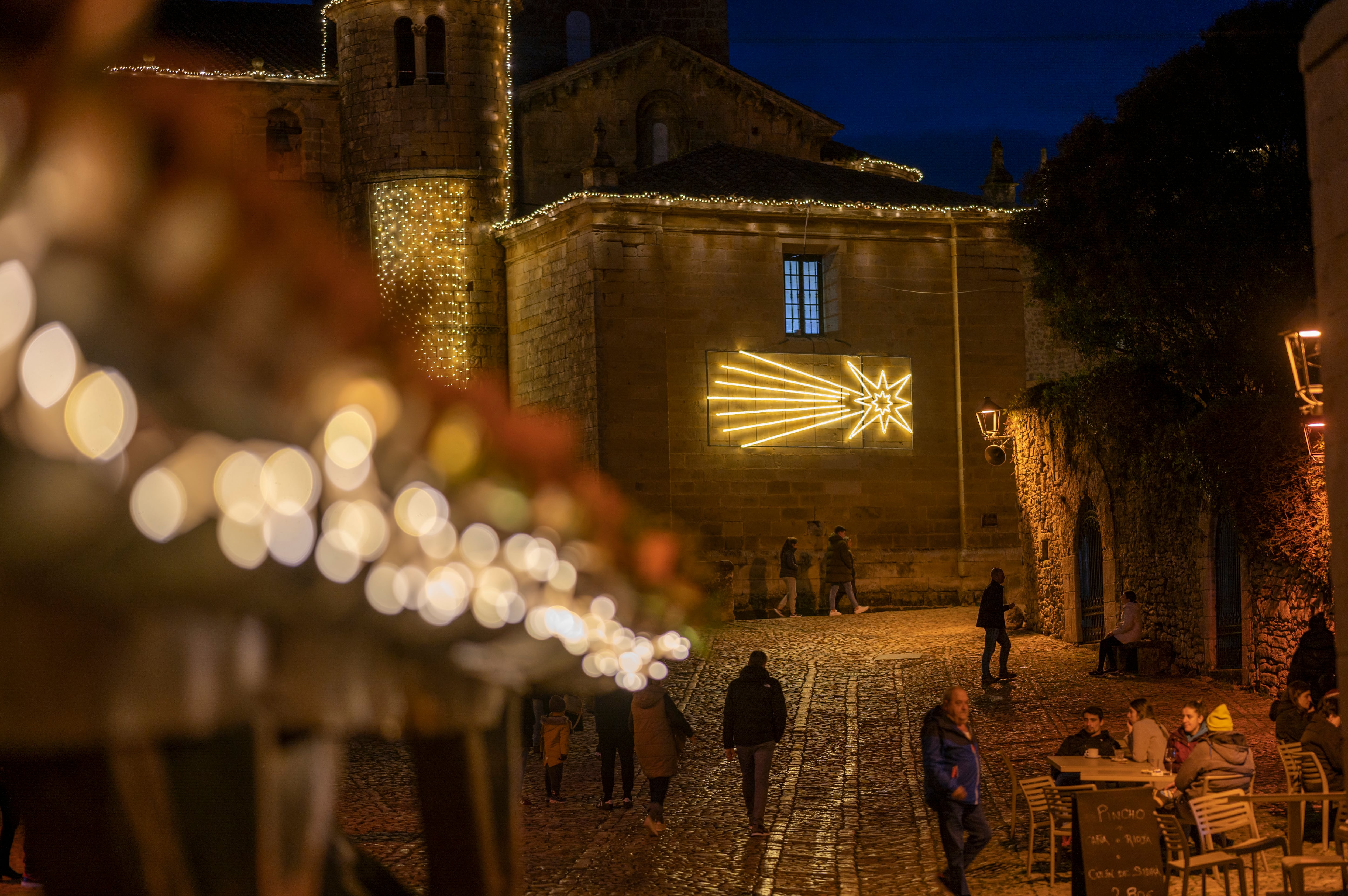 SANTILLANA DEL MAR (ESPAÑA), 05/12/2022.- Un grupo de viandantes pasea bajo el alumbrado navideño en la localidad cántabra de Santillana del Mar, este lunes. EFE/Pedro Puente Hoyos
