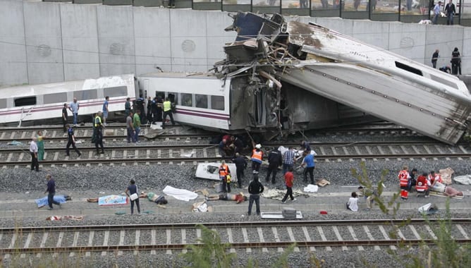 Vista del tren Alvia que cubría la ruta entre Madrid y Ferrol y que ha descarrilado esta noche