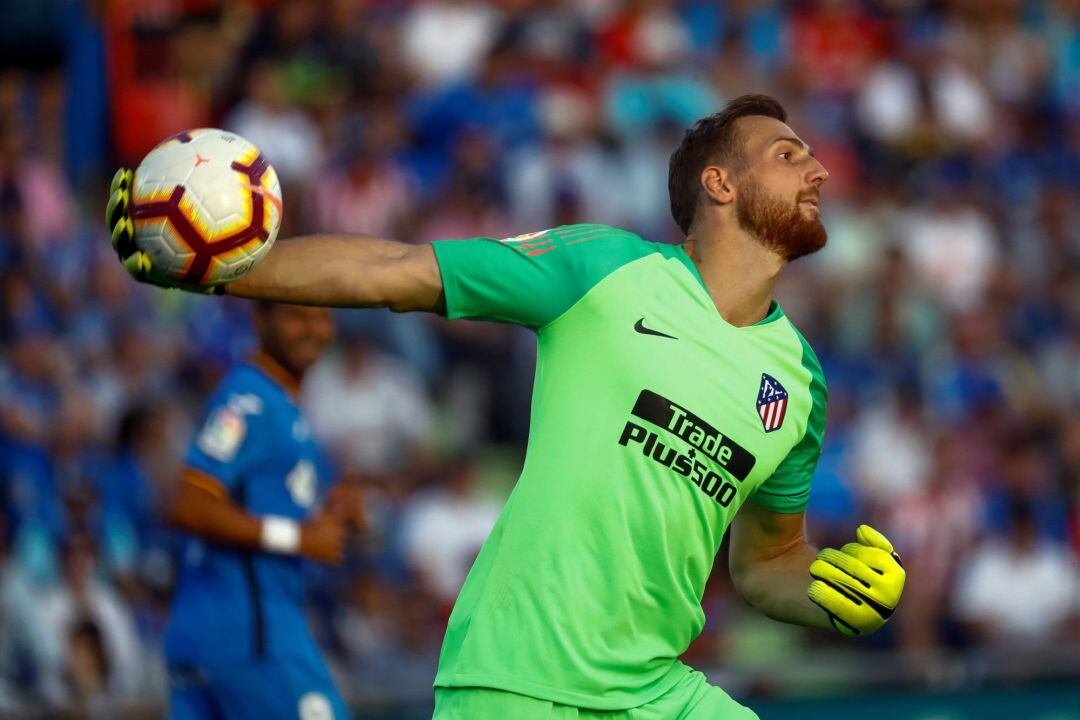 El portero esloveno del Atlético de Madrid Jan Oblak, durante el partido de la quinta jornada de Liga en Primera División ante el Getafe que se disputa esta tarde en el Coliseo Alfonso Pérez. 