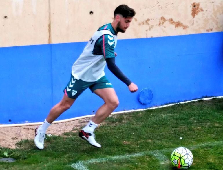 El extremo lanza un córner en el entrenamiento de este jueves