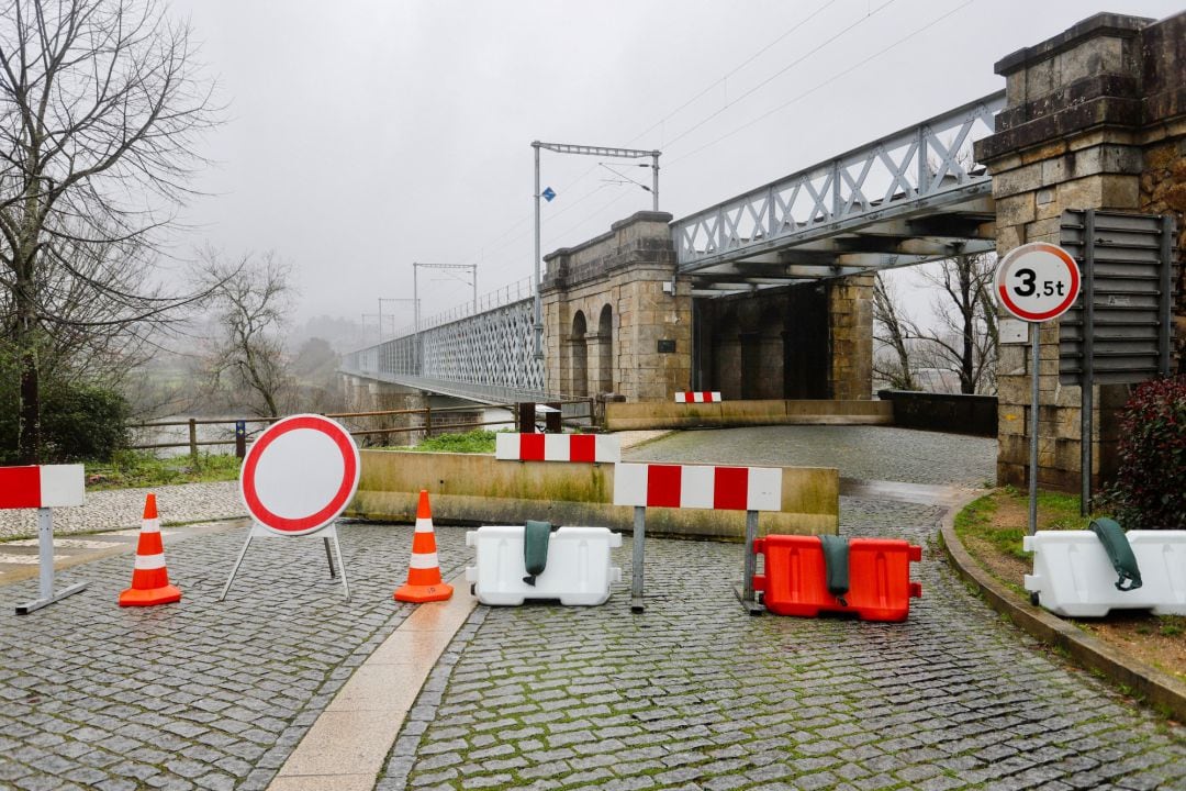 Frontera del Puente Internacional Tui-Valença cortada al paso, en Pontevedra.