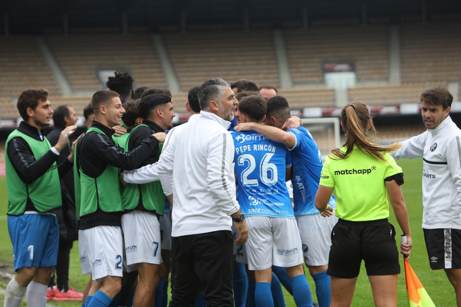 Los jugadores del Xerez DFC celebran uno d elos goles ante el Cartaya