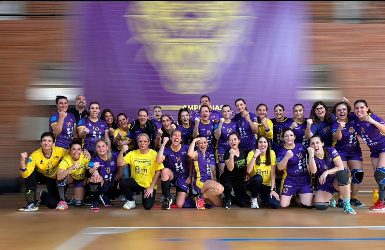 Las Towandas celebrando el título de liga