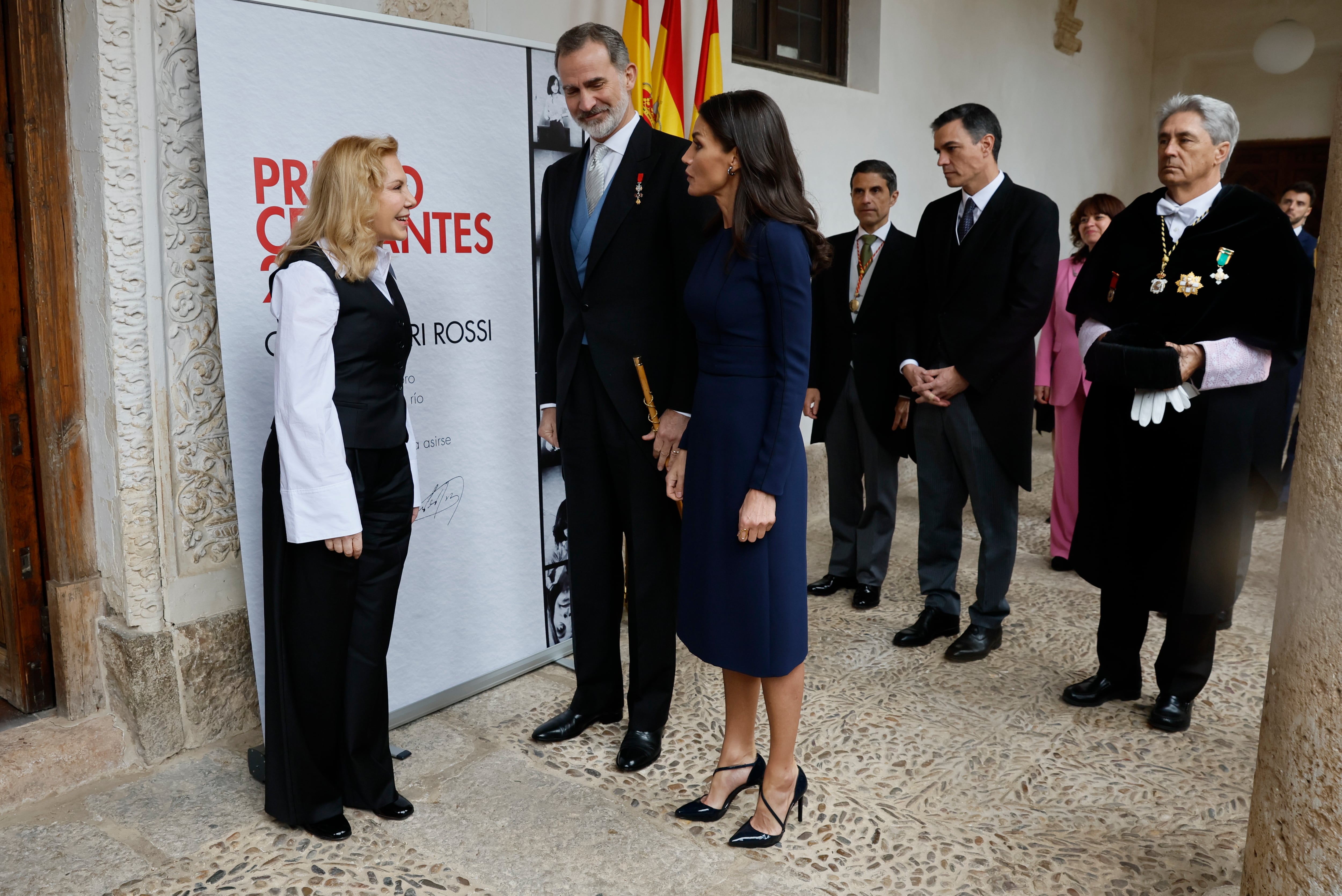 El rey Felipe VI (2i), y la reina Letizia (3i) conversan con la actriz hispanoargentina Cecilia Roth (i).