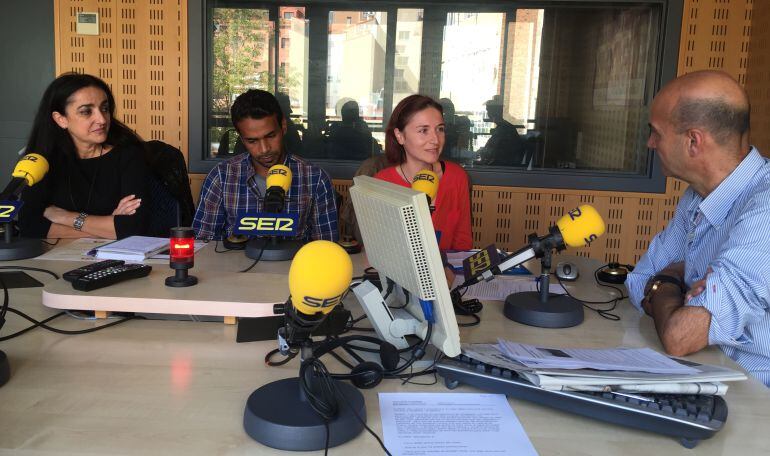 Los representantes de la Asociación de Amigos del Pueblo Saharui en los estudios de Radio Valladolid