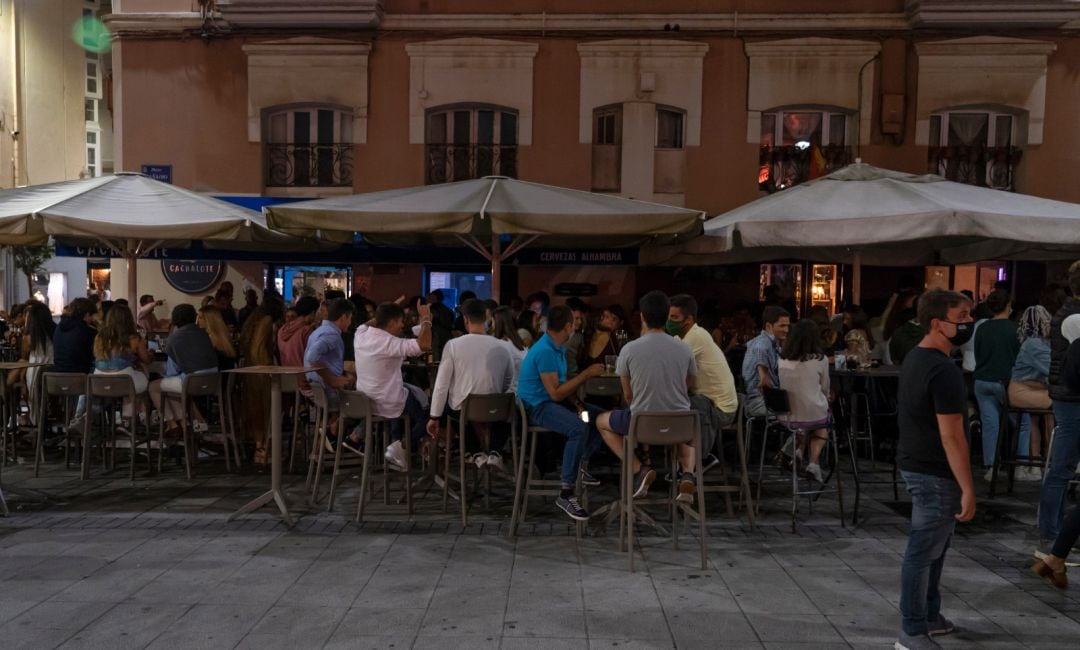 Jóvenes abarrotan las terrazas de los bares.