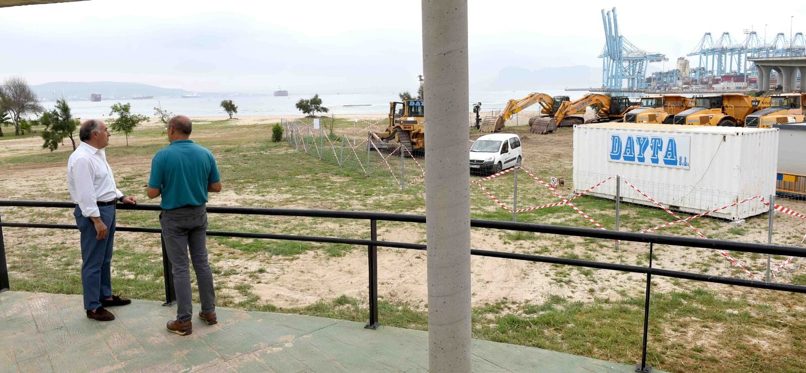 El alcalde de Algeciras y el concejal de Playas, durante una visita a El Rinconcillo.