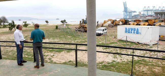 El alcalde de Algeciras y el concejal de Playas, durante una visita a El Rinconcillo.
