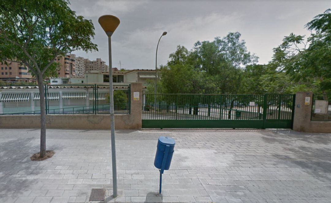 Fachada del CEIP Azorín, uno de los centros afectados por el amianto