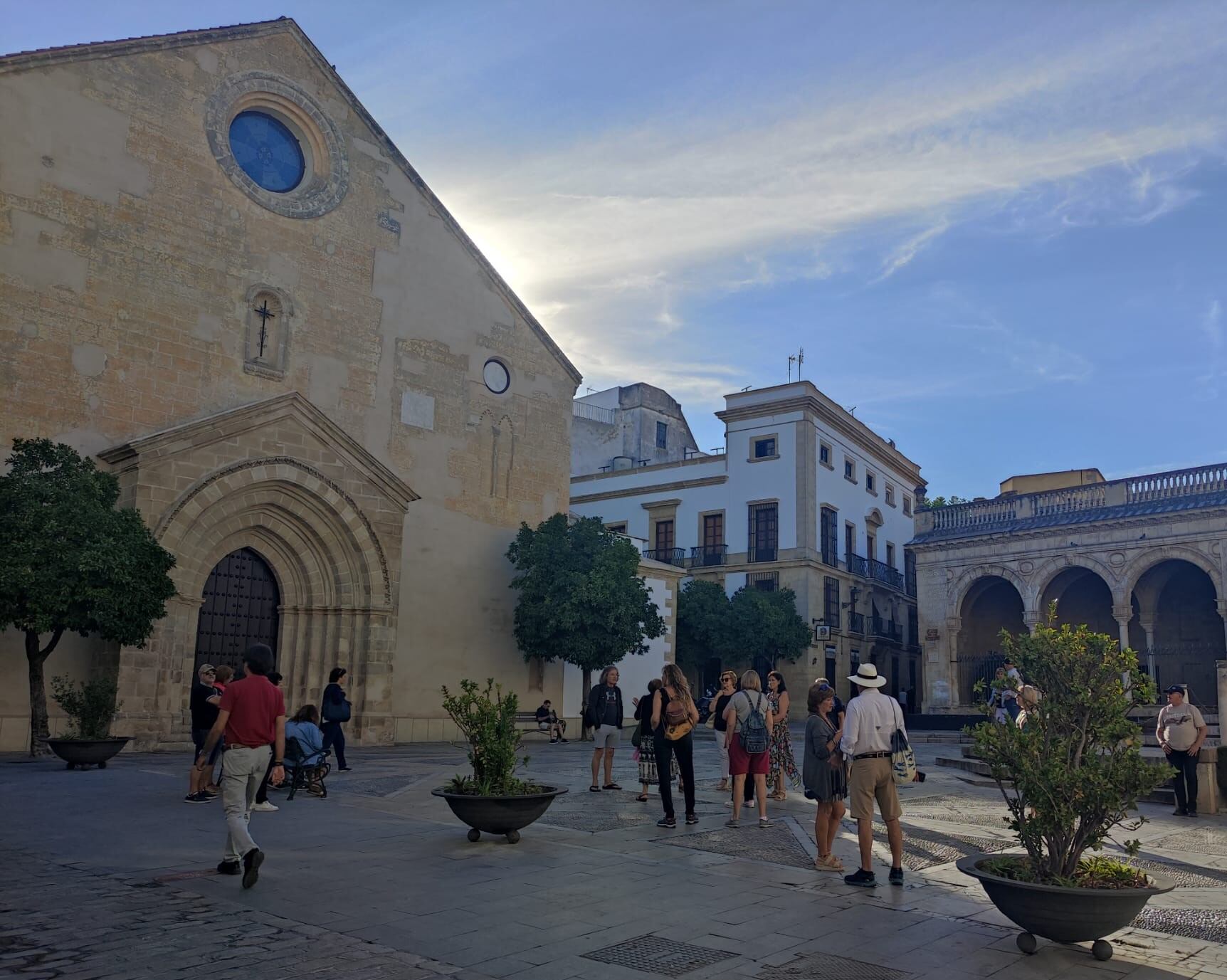 Un grupo de turistas en la plaza de la Asunción, en Jerez