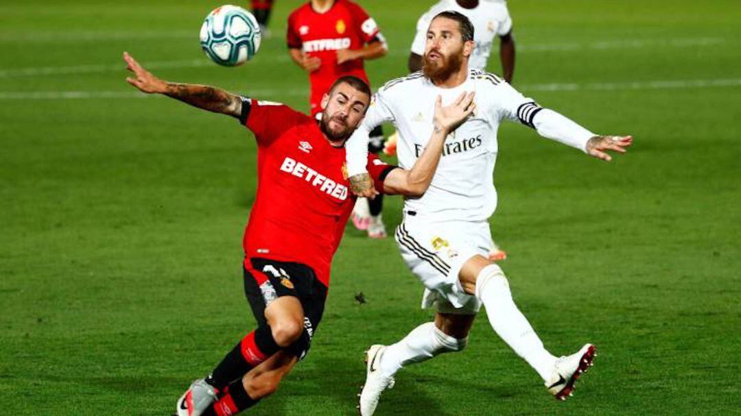 Dani Rodríguez pugna con Sergio Ramos