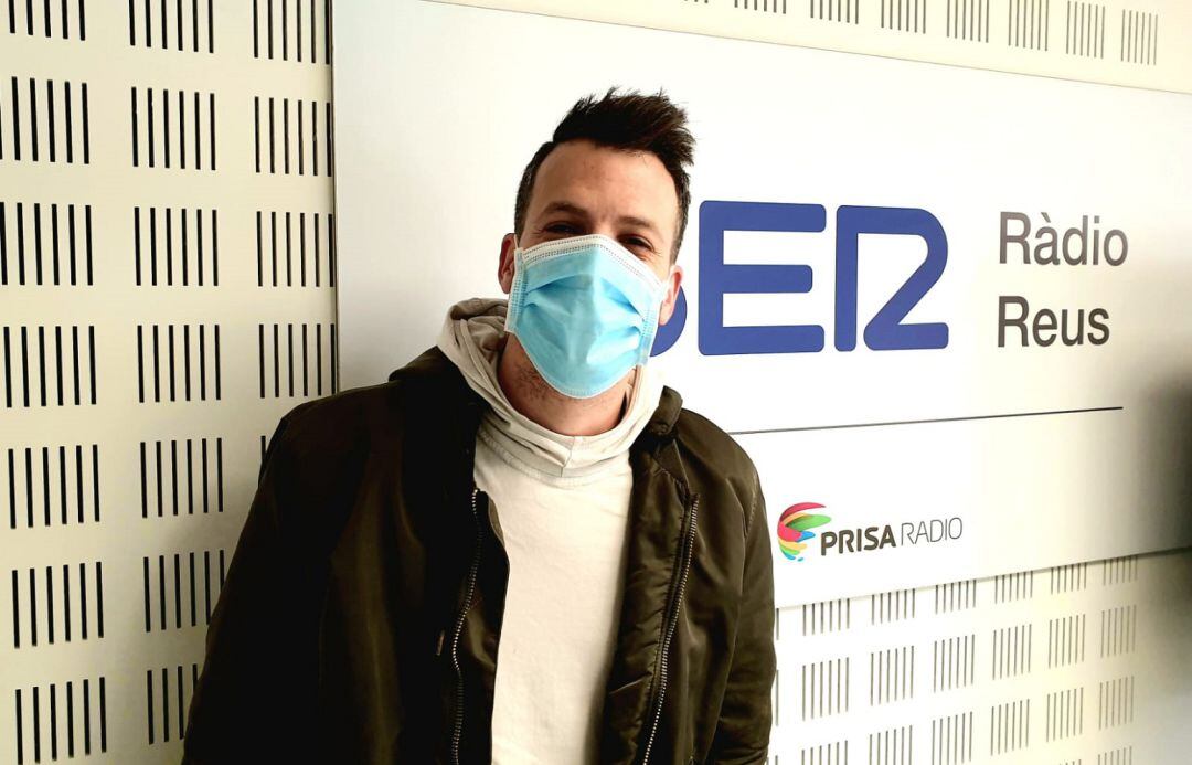 Tonet Blàzquez, cantant de Porto Bello, als estudis de Ràdio Reus.