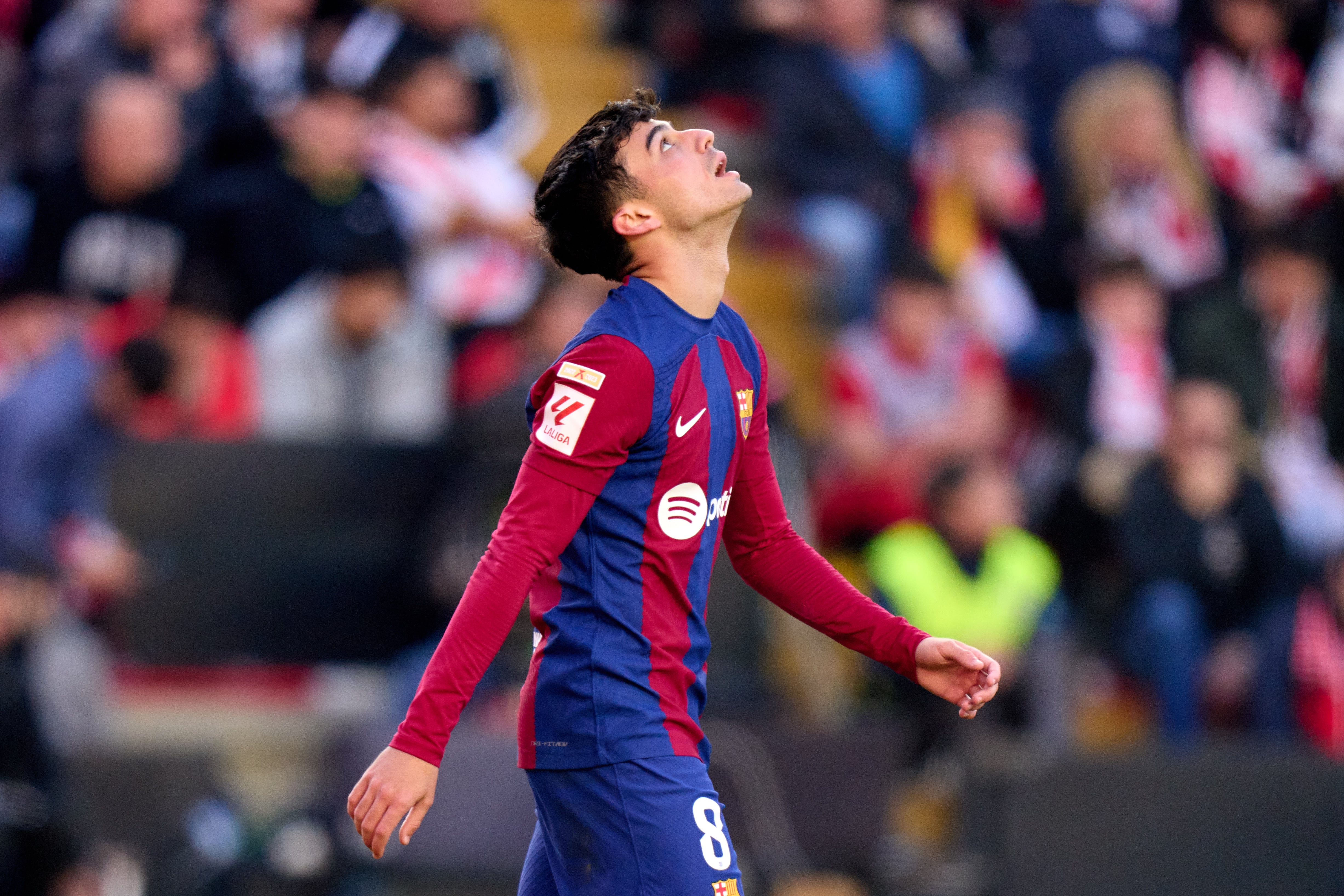 Pedri lamenta una ocasión fallada en el partido liguero entre Rayo Vallecano y FC Barcelona. (Photo by Angel Martinez/Getty Images)