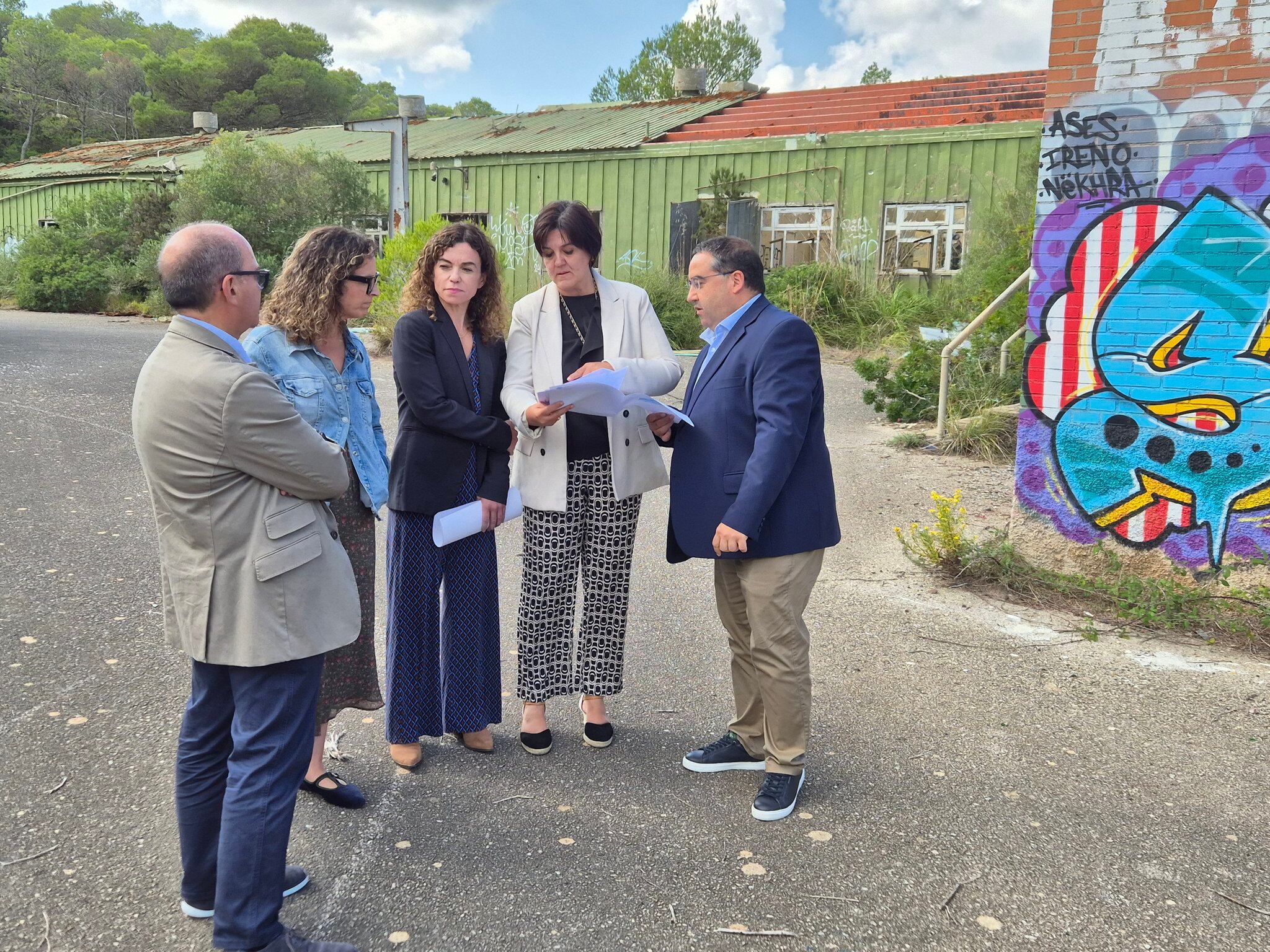 Sánchez i Mayans, amb representants del Consell i l&#039;Ajuntament de Ferreries a s&#039;Enclusa