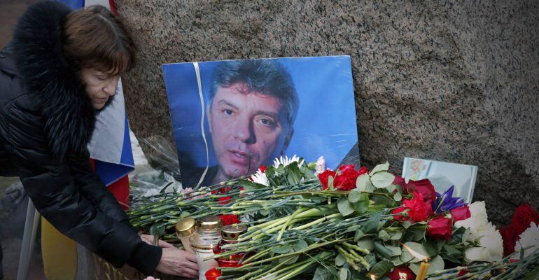 Flores en memoria a Boris Nemtsov, opositor ruso tiroteado.