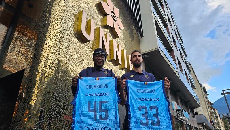 Doumbouya i Chougkaz, durant la presentació d'ahir amb els seus dorsals